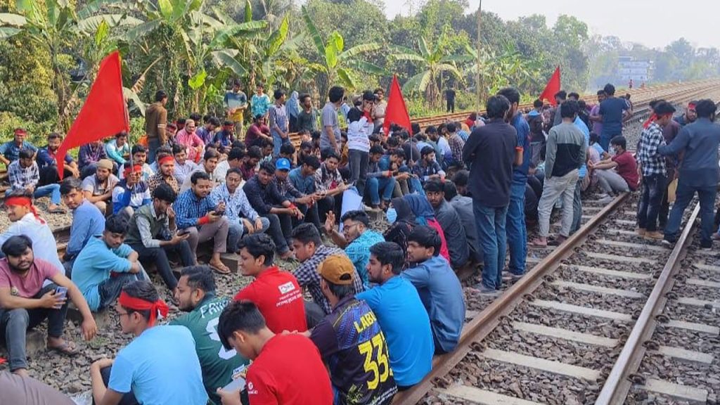 বিশ্ববিদ্যালয়ের নাম পছন্দ না হওয়ায় শিক্ষার্থীদের রেললাইন অবরোধ